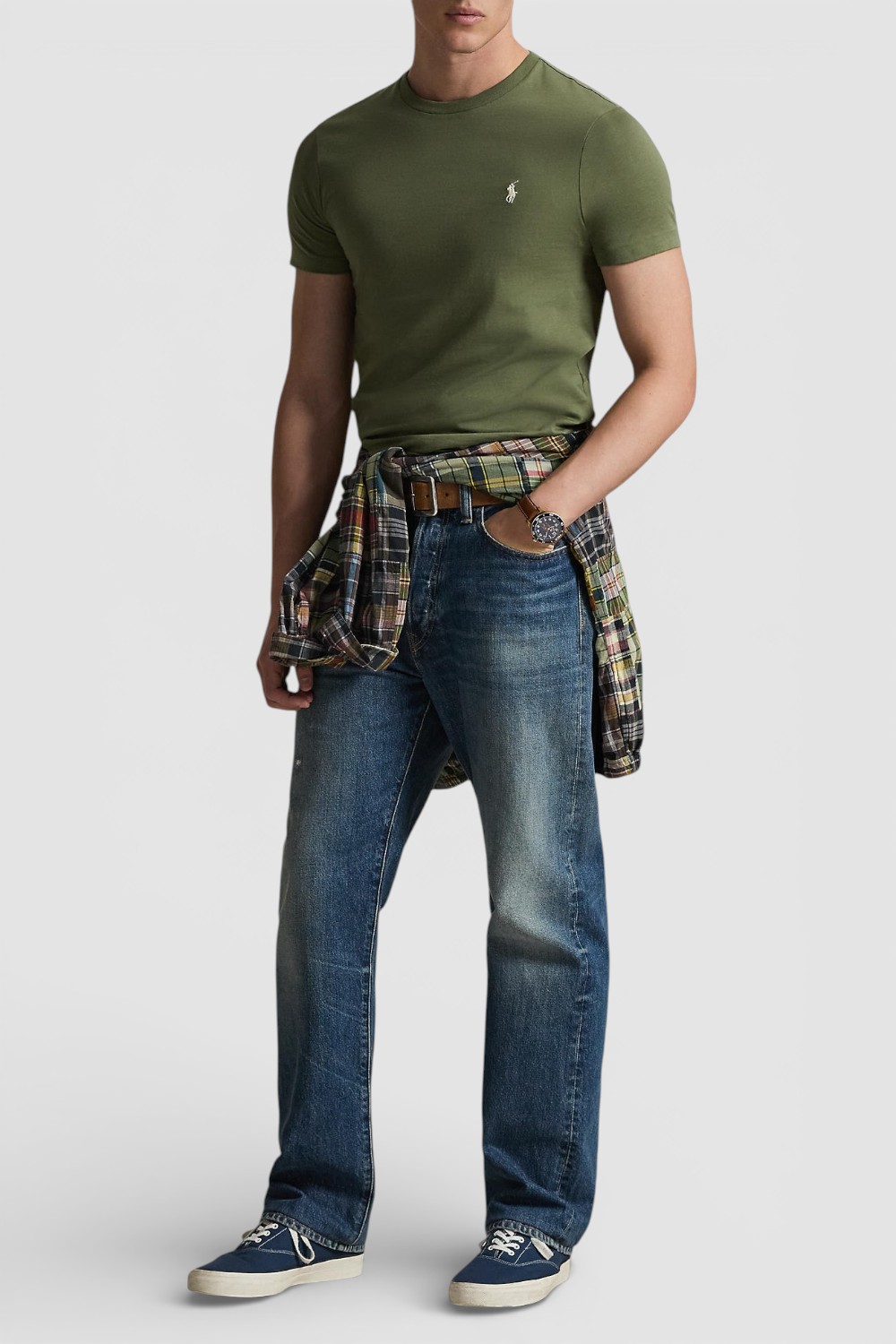 תמונת כל הלוק של חולצת טי